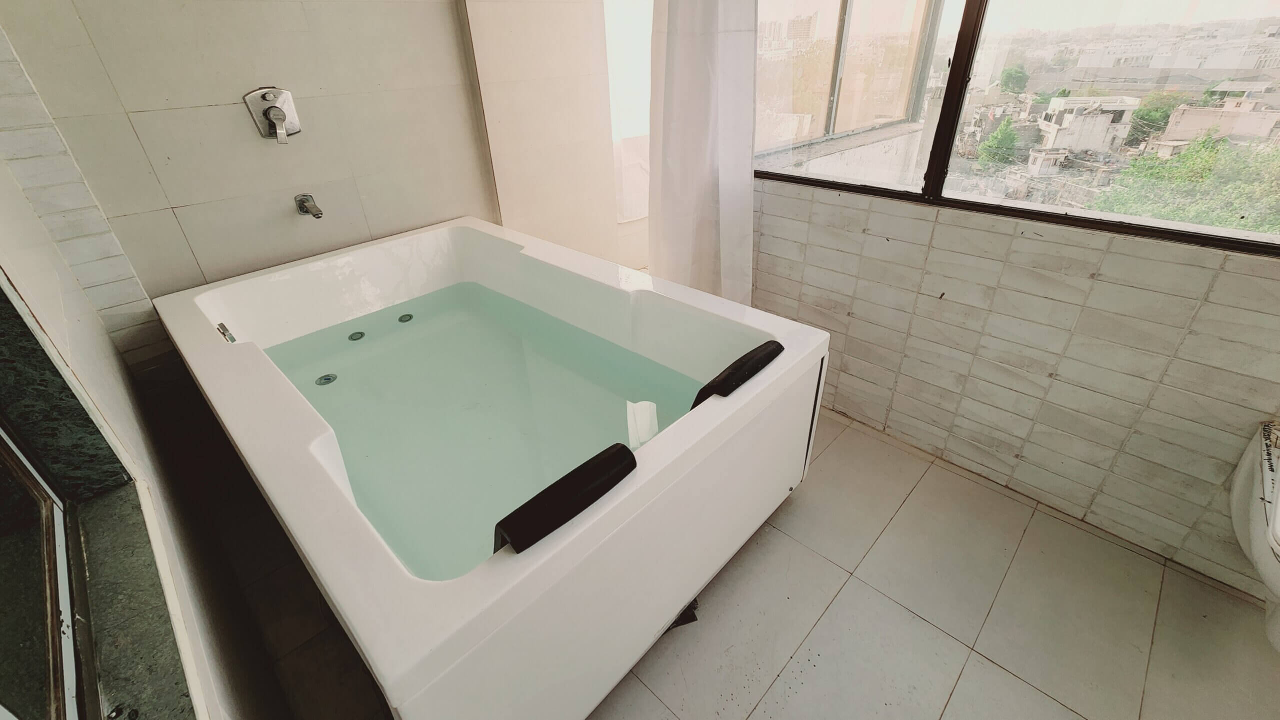 Bath Tub Suite-2