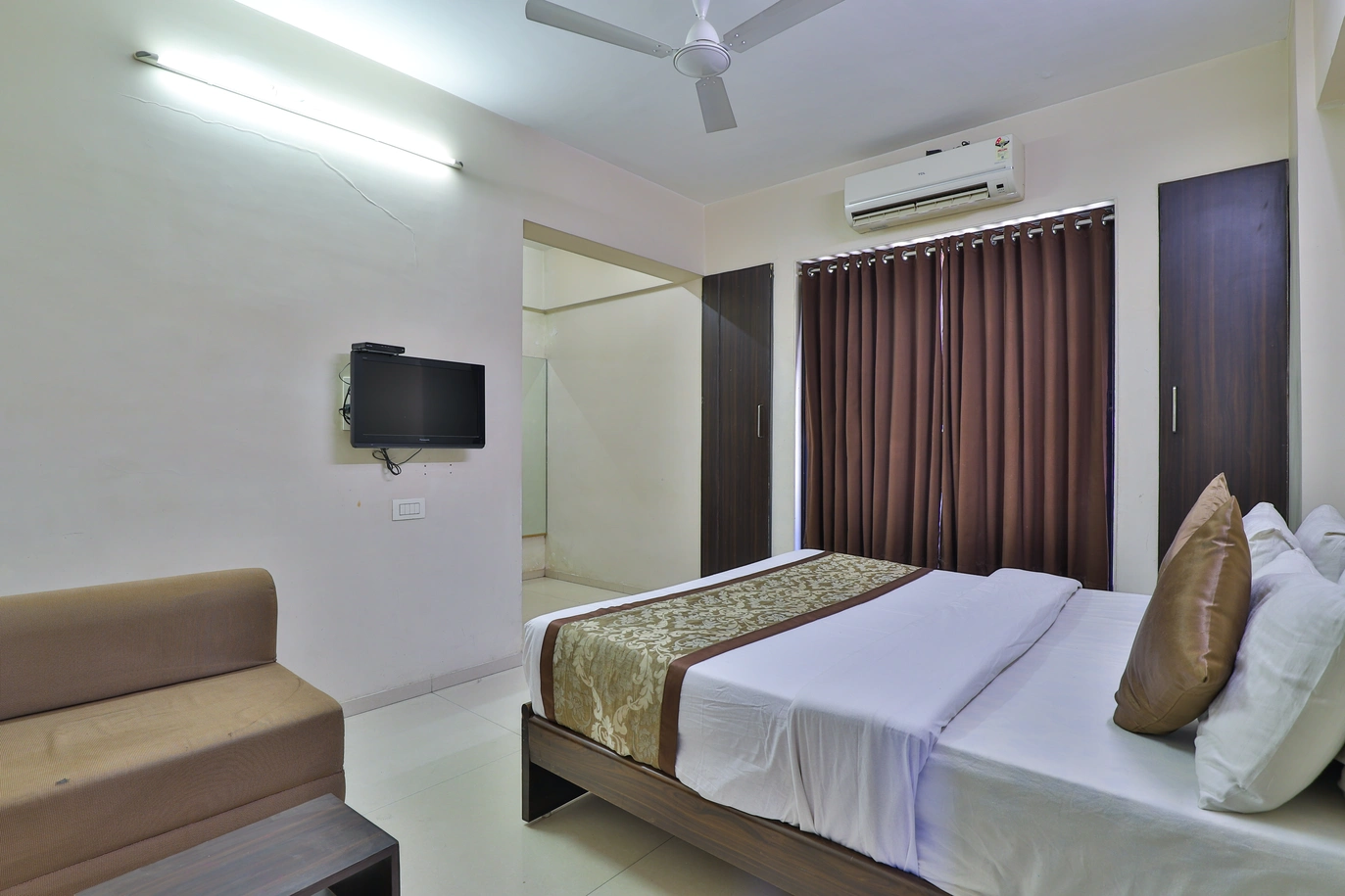 Hotel Nova Vatika, Surat (50)