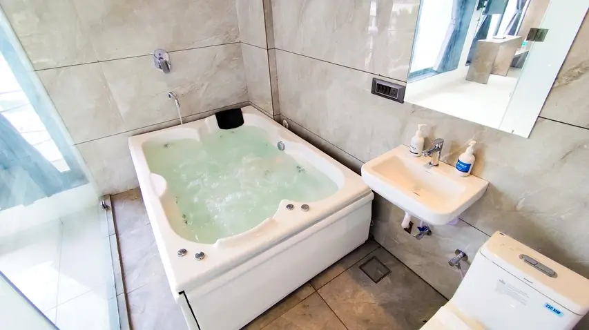 Bizz Pr. Suite With Jacuzzi Bubble Bath Massage Spa Tub (3)